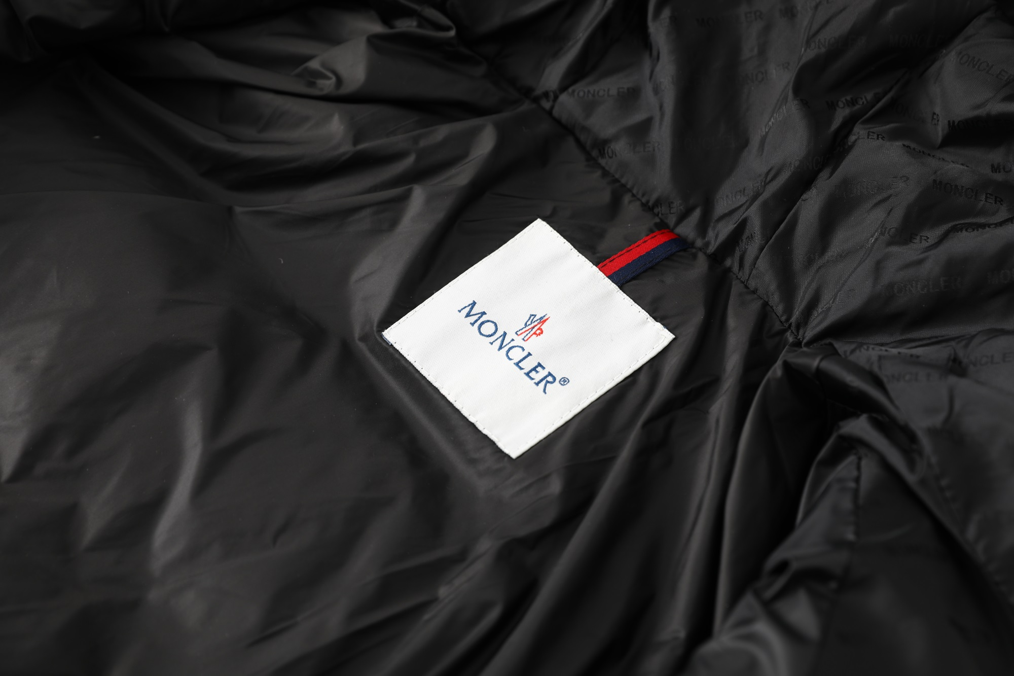 【MONCLER 公式旗艦店】モンクレール  ダウンジャケット好評に付き再入荷！ 241206