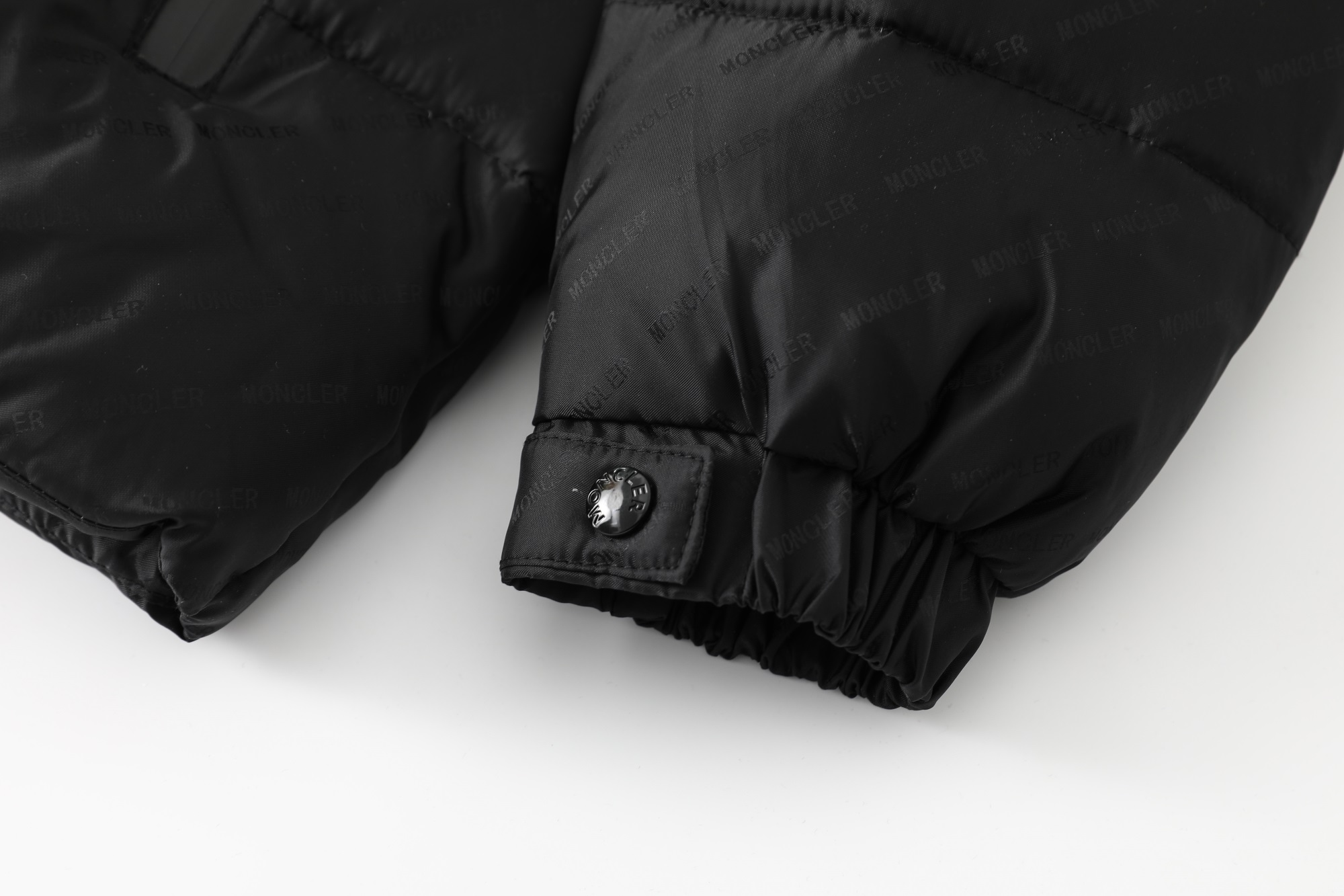 【MONCLER 公式旗艦店】モンクレール  ダウンジャケット好評に付き再入荷！ 241206