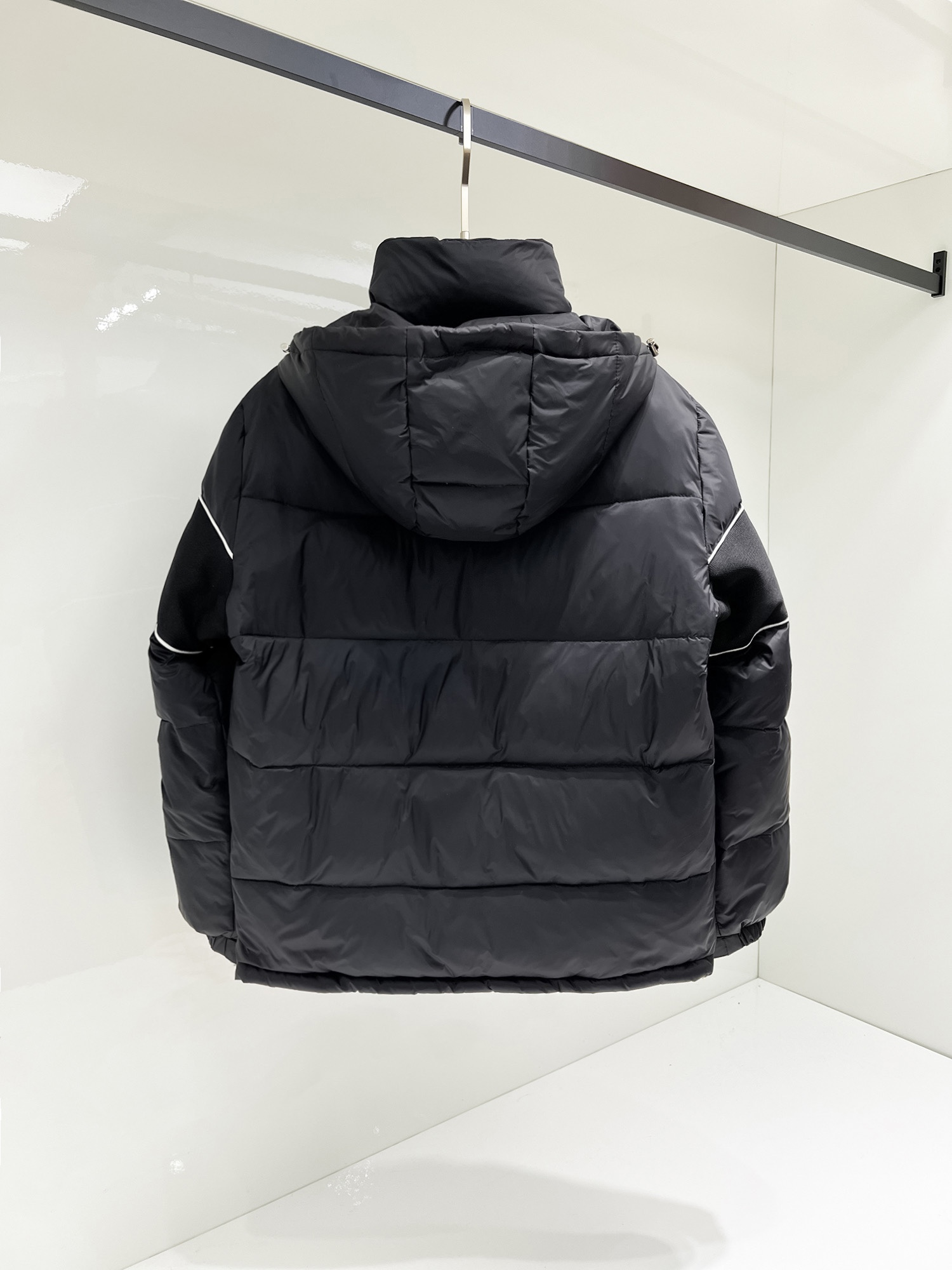 【MONCLER 公式旗艦店】モンクレール  ダウンジャケット好評に付き再入荷！ 241206