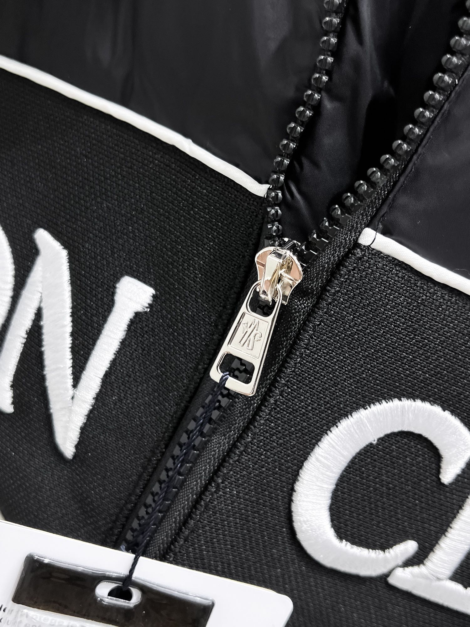 【MONCLER 公式旗艦店】モンクレール  ダウンジャケット好評に付き再入荷！ 241206