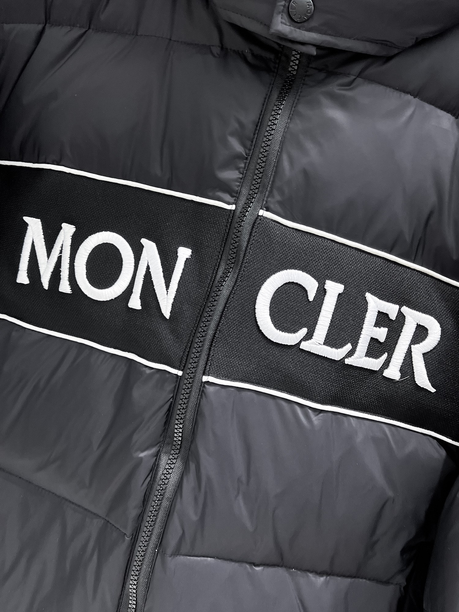 【MONCLER 公式旗艦店】モンクレール  ダウンジャケット好評に付き再入荷！ 241206
