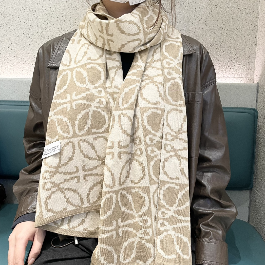 【LOEWE ロエベ】スカーフ 32*180CM   241207