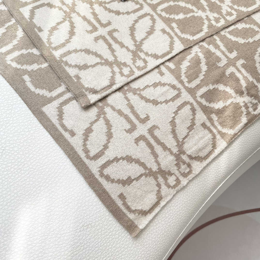 【LOEWE ロエベ】スカーフ 32*180CM   241207