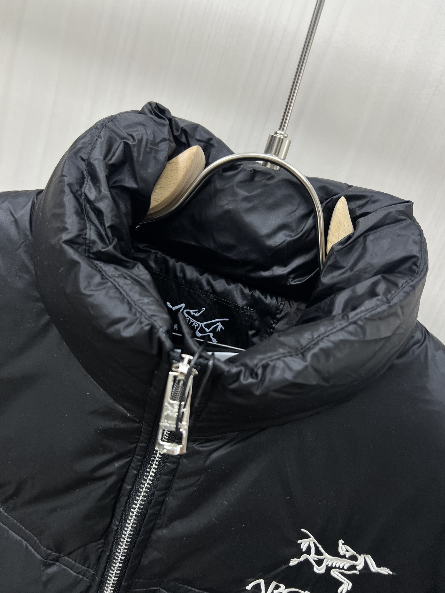 【ARCTERYX   公式旗艦店】アークテリクス   ダウンジャケット好評に付き再入荷！ 241206