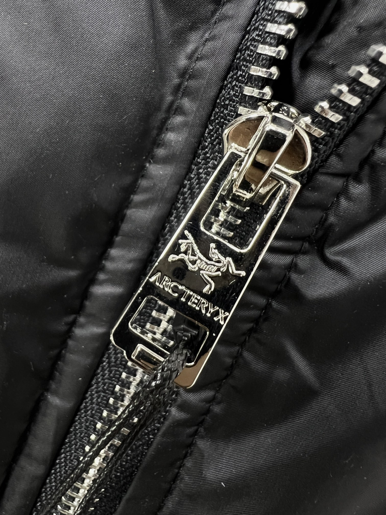 【ARCTERYX   公式旗艦店】アークテリクス   ダウンジャケット好評に付き再入荷！ 241206