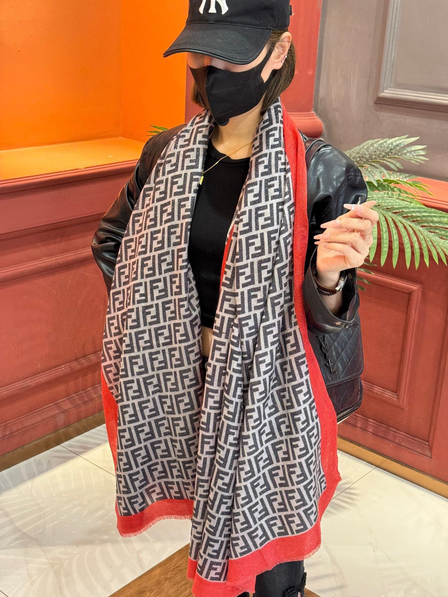 【FENDI  フェンディ】スカーフ 65*180CM   241207