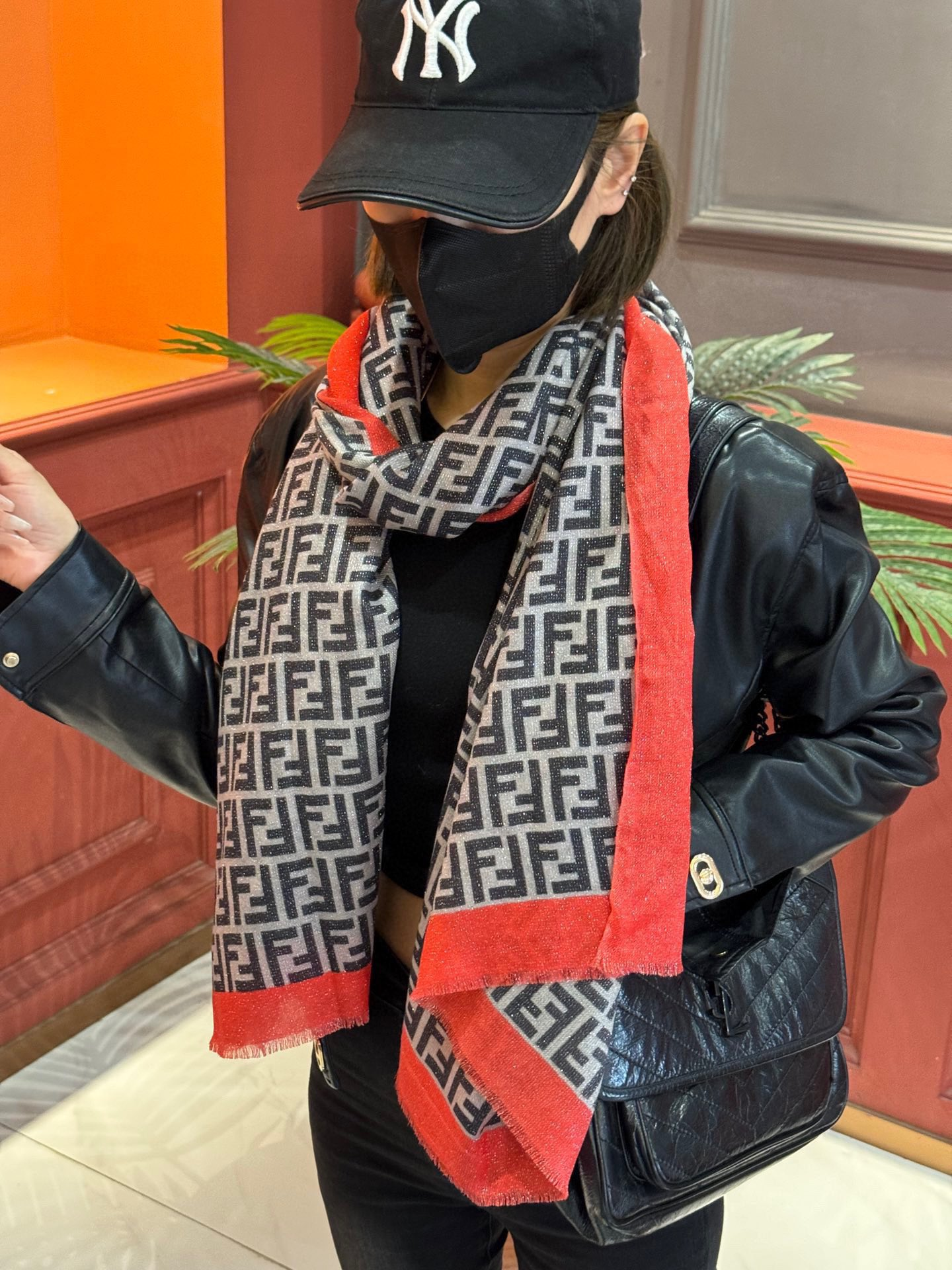 【FENDI  フェンディ】スカーフ 65*180CM   241207