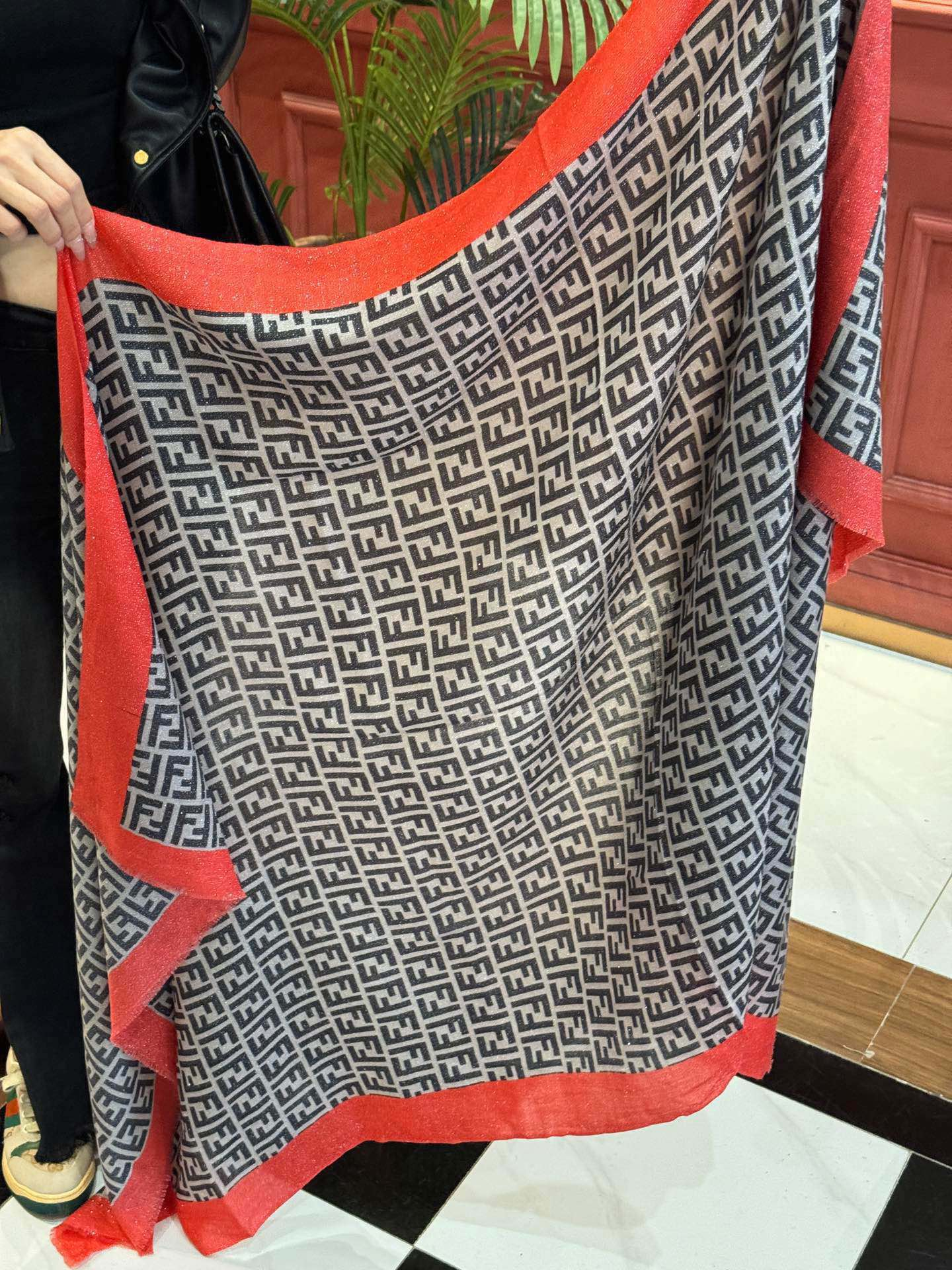 【FENDI  フェンディ】スカーフ 65*180CM   241207