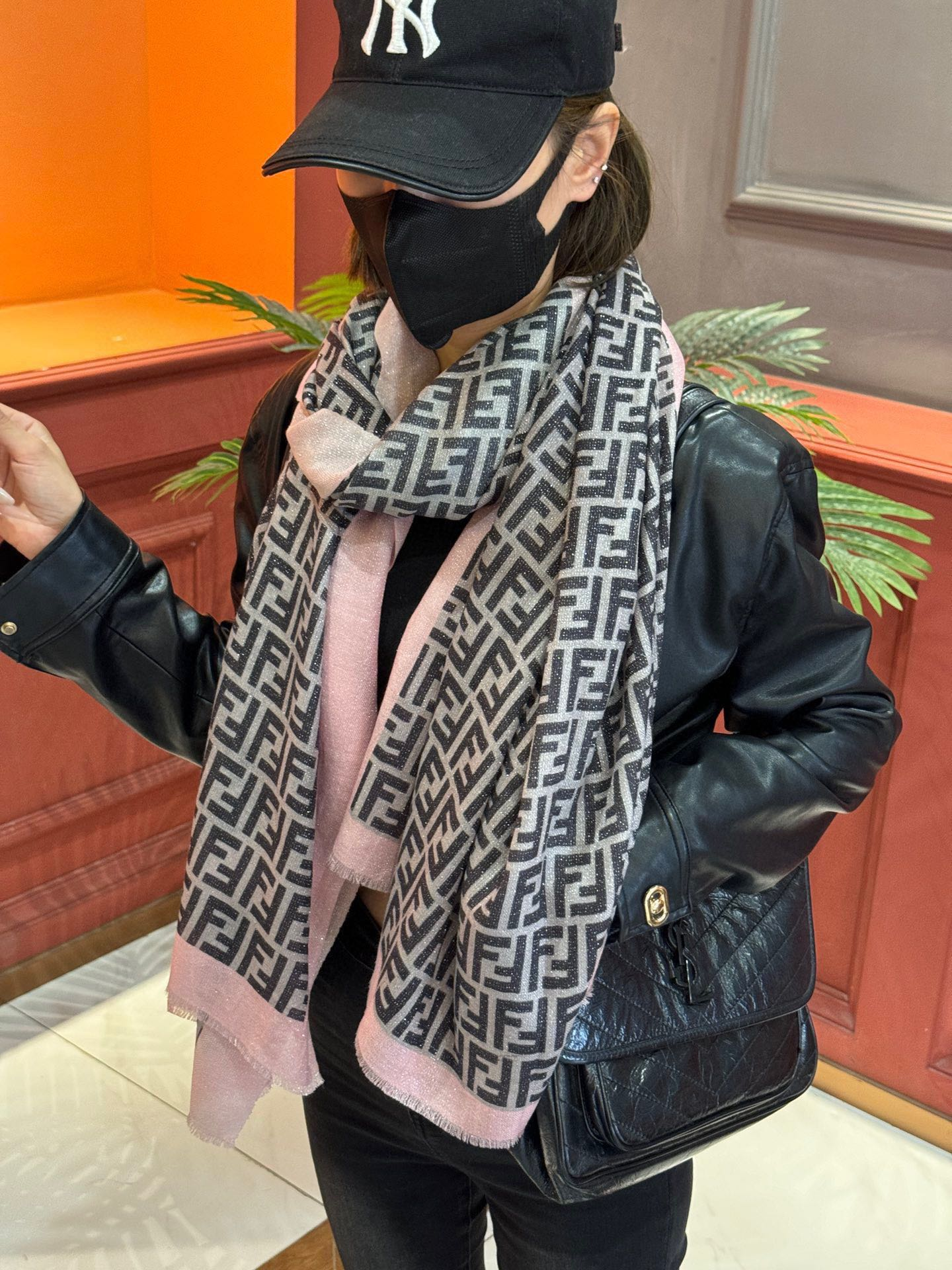 【FENDI  フェンディ】スカーフ 65*180CM   241207