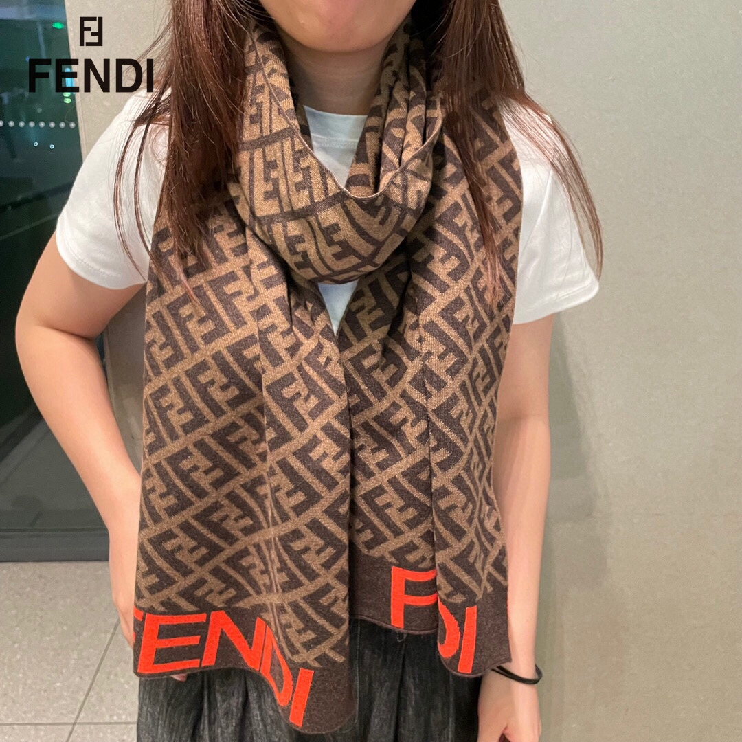 【FENDI  フェンディ】スカーフ 32*200CM   241207