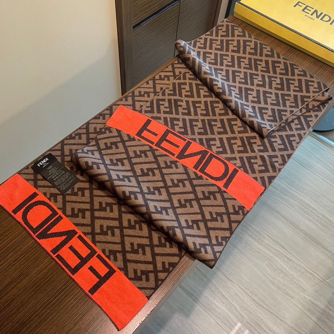 【FENDI  フェンディ】スカーフ 32*200CM   241207