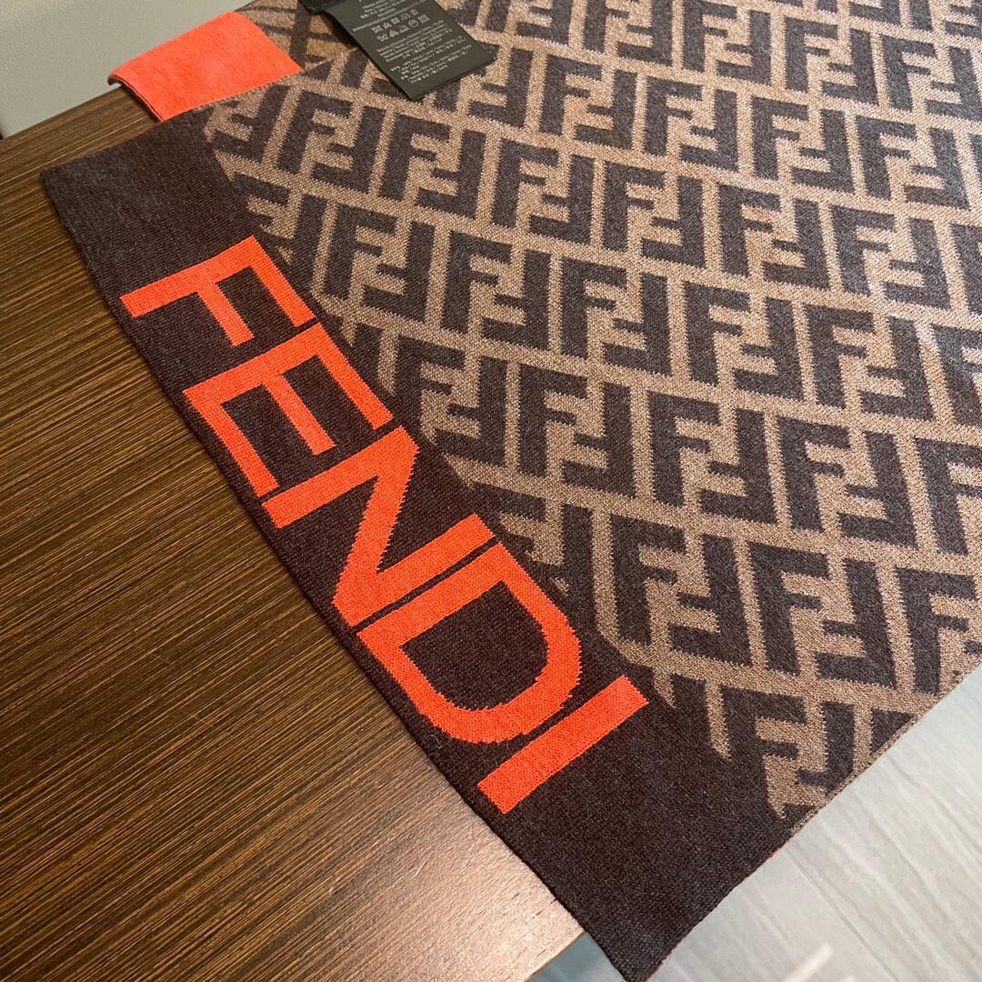 【FENDI  フェンディ】スカーフ 32*200CM   241207