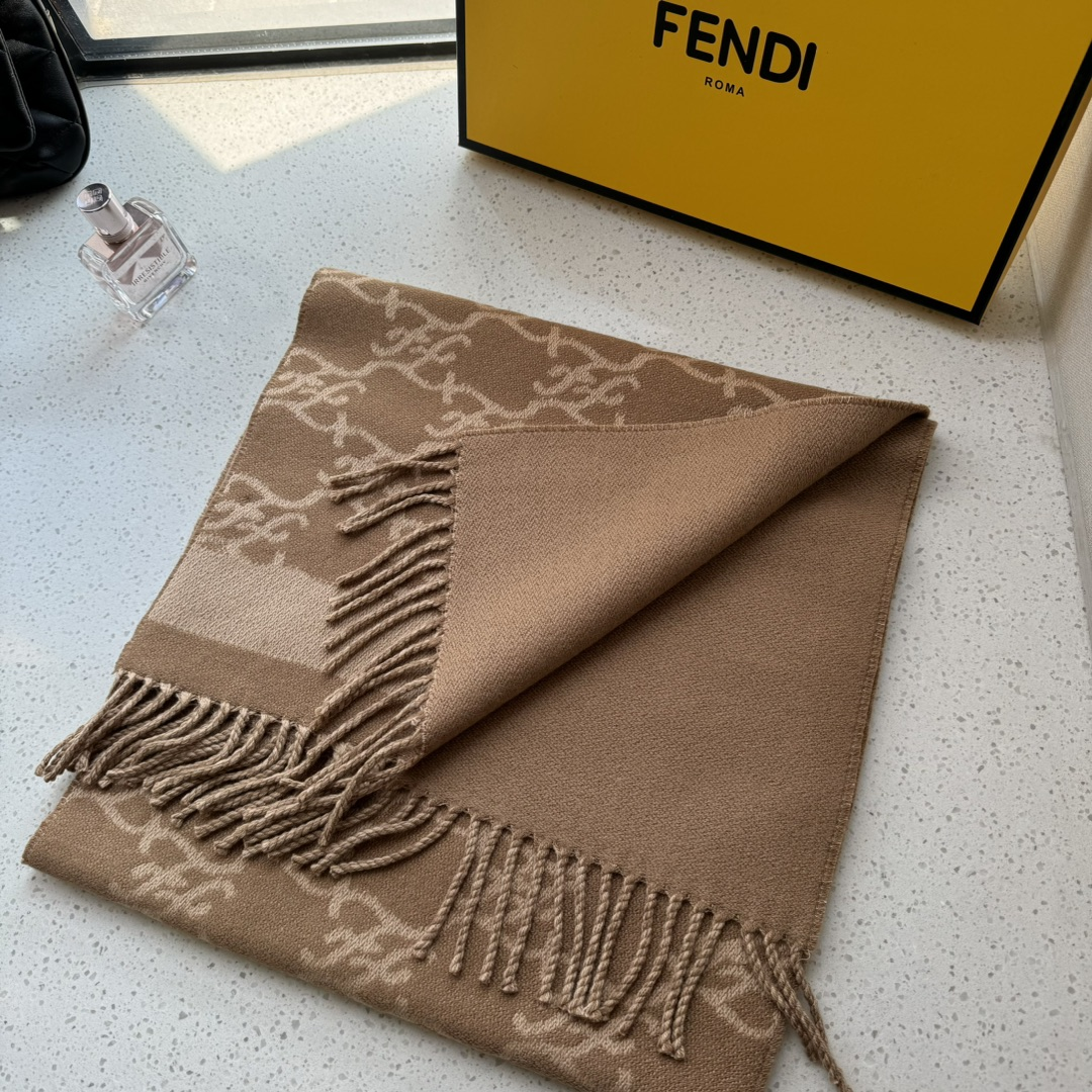 【FENDI  フェンディ】スカーフ 35*215CM   241207