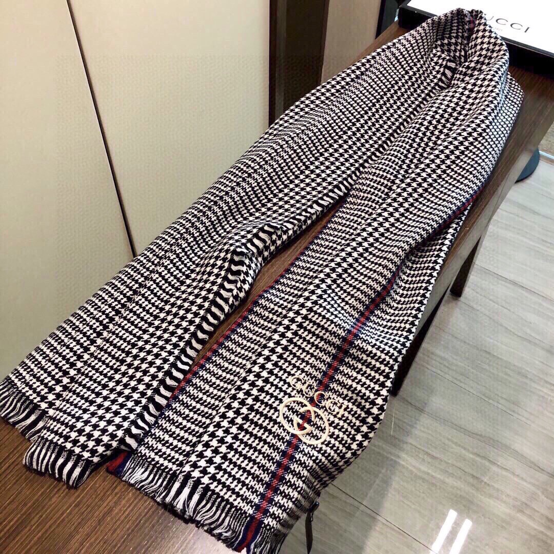 【GUCCI グッチ】スカーフ  90*200CM  241209