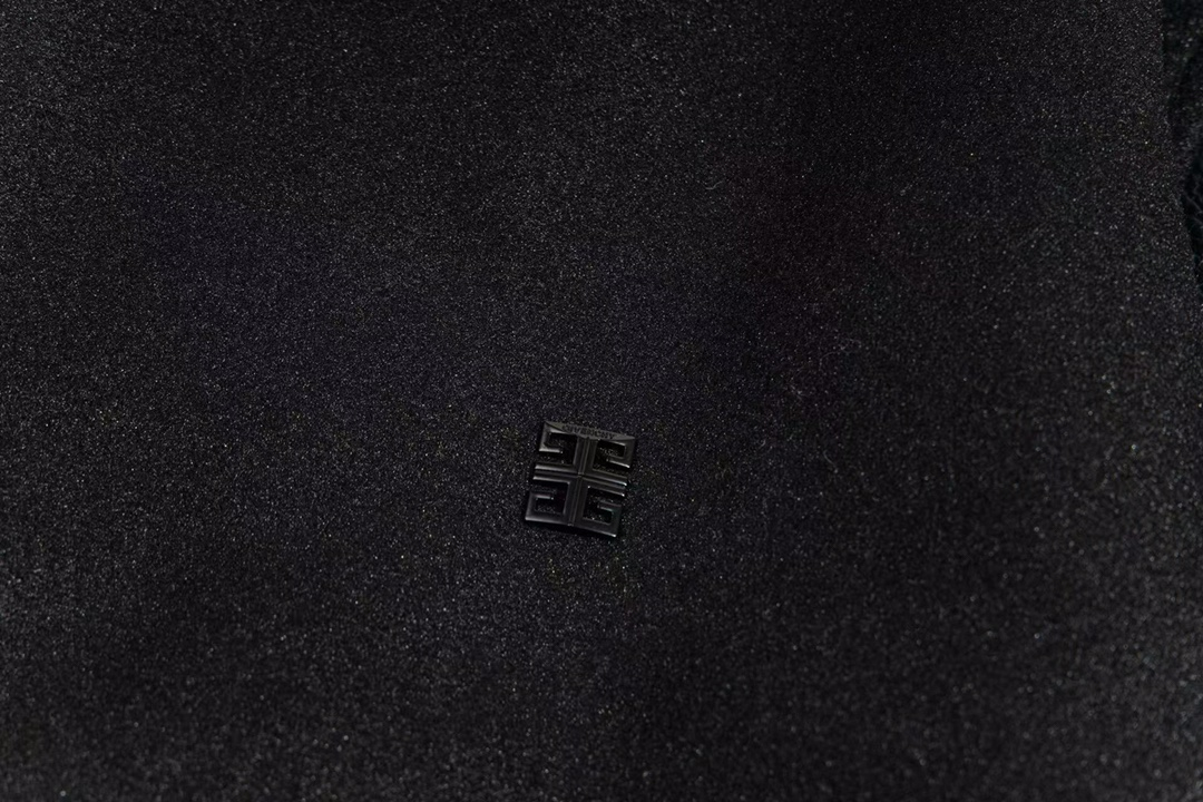 【GIVENCHY 公式旗艦店】ジバンシー   ジャケット着 ご好評に付き再入荷！241023