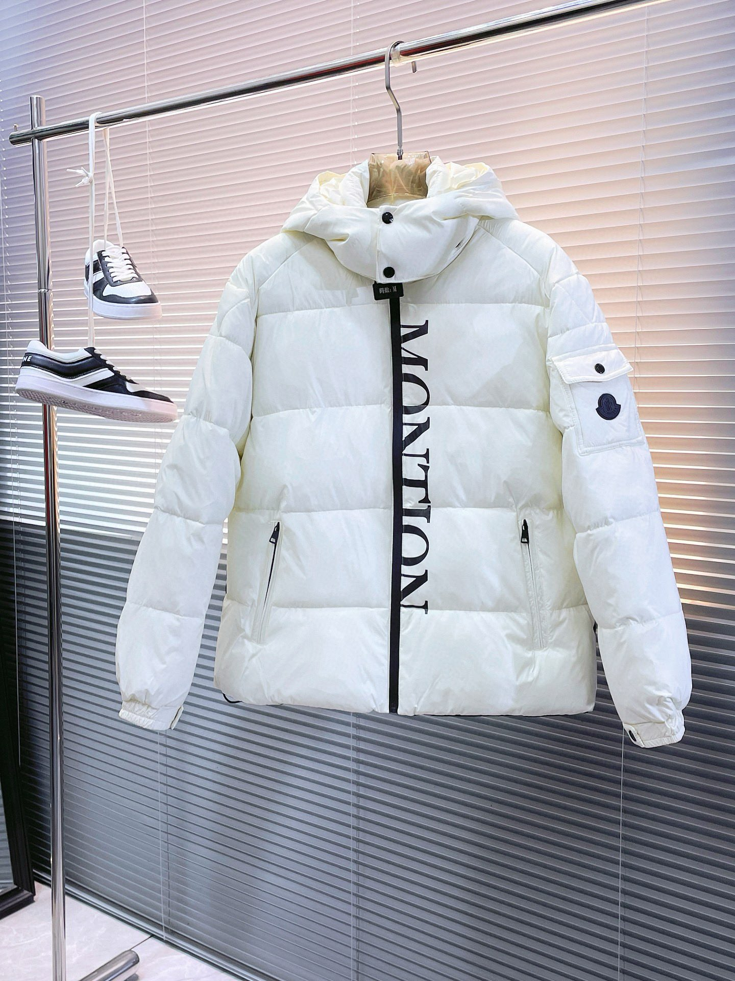 【MONCLER 公式旗艦店】モンクレール  ダウンジャケット好評に付き再入荷！ 241213