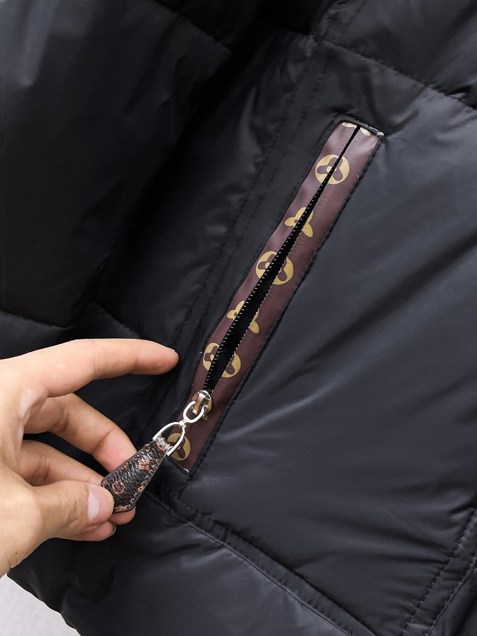 【LOUIS VUITTON  公式旗艦店】ルイヴィトン ダウンジャケット好評に付き再入荷！ 241213