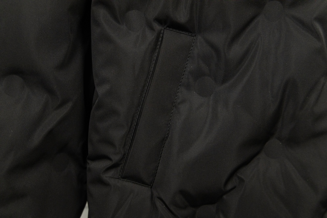 【LOUIS VUITTON  公式旗艦店】ルイヴィトン ダウンジャケット好評に付き再入荷！ 241213