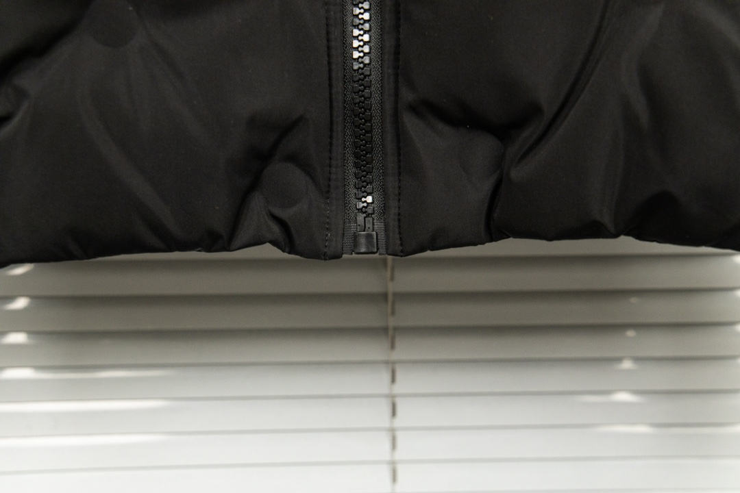 【LOUIS VUITTON  公式旗艦店】ルイヴィトン ダウンジャケット好評に付き再入荷！ 241213