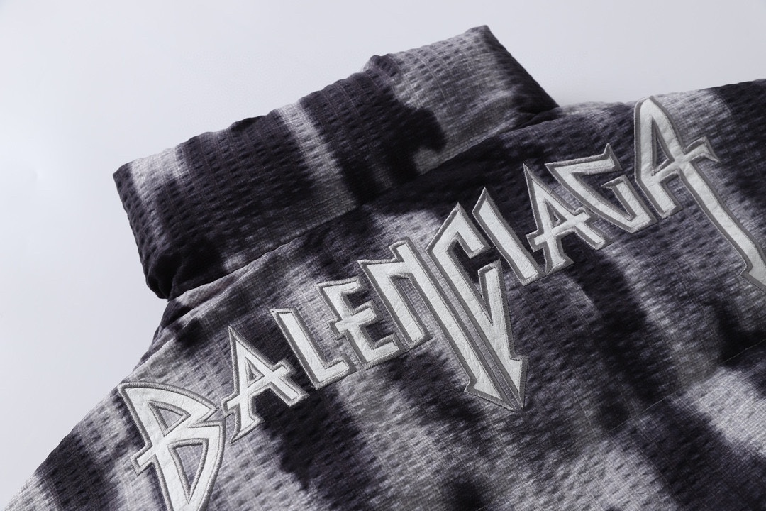【BALENCIAGA   公式旗艦店】バレンシアガ   ダウンジャケット ご好評に付き再入荷！ 241214