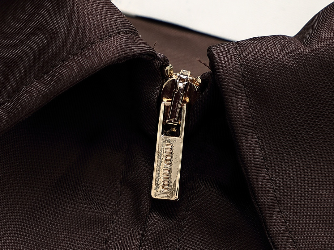 【Miumiu 公式旗艦店】ミュウミュウ  パーカー スウェット ご好評に付き再入荷！241216