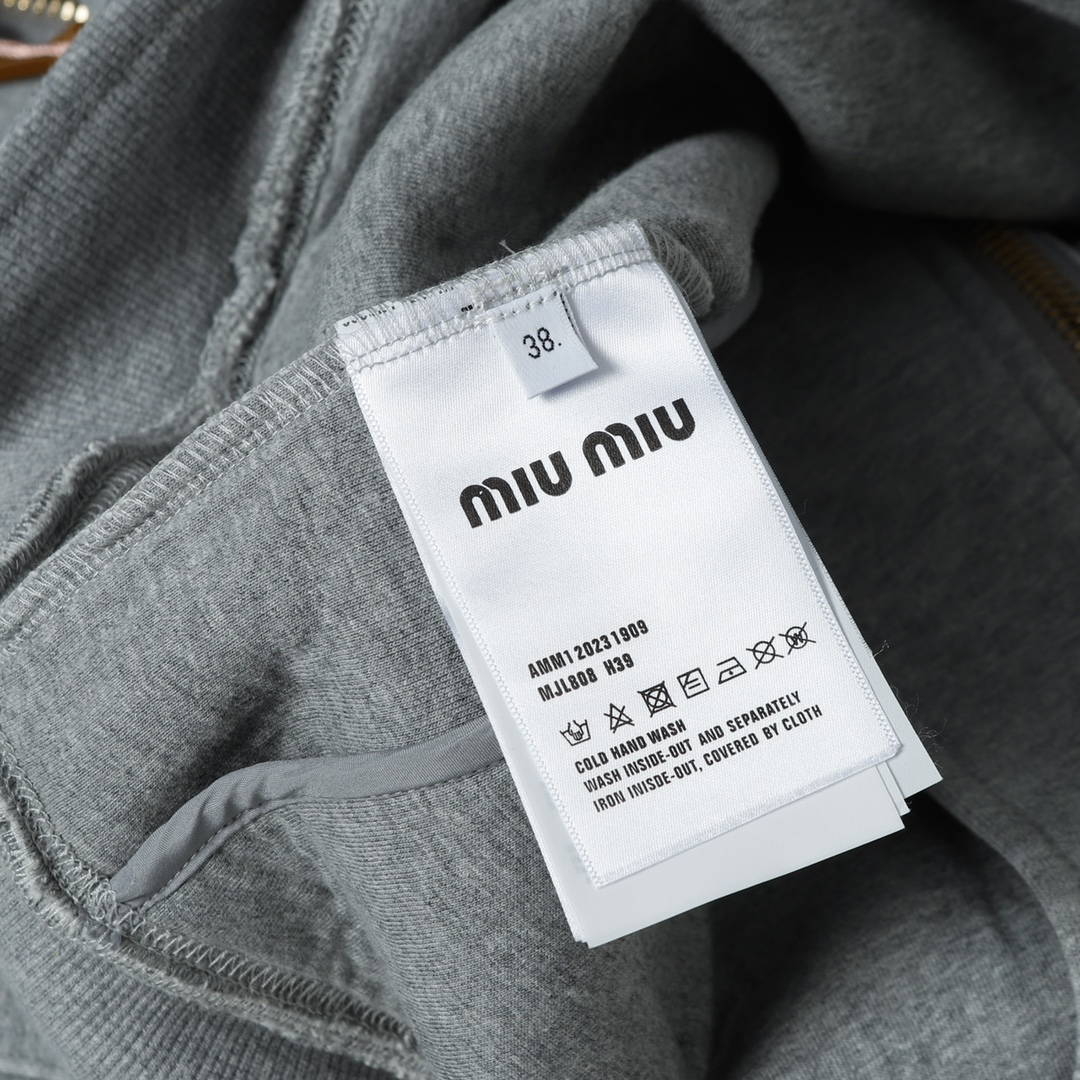 【Miumiu 公式旗艦店】 ミュウミュウ   ジャケット着  スウェット ご好評に付き再入荷！241122