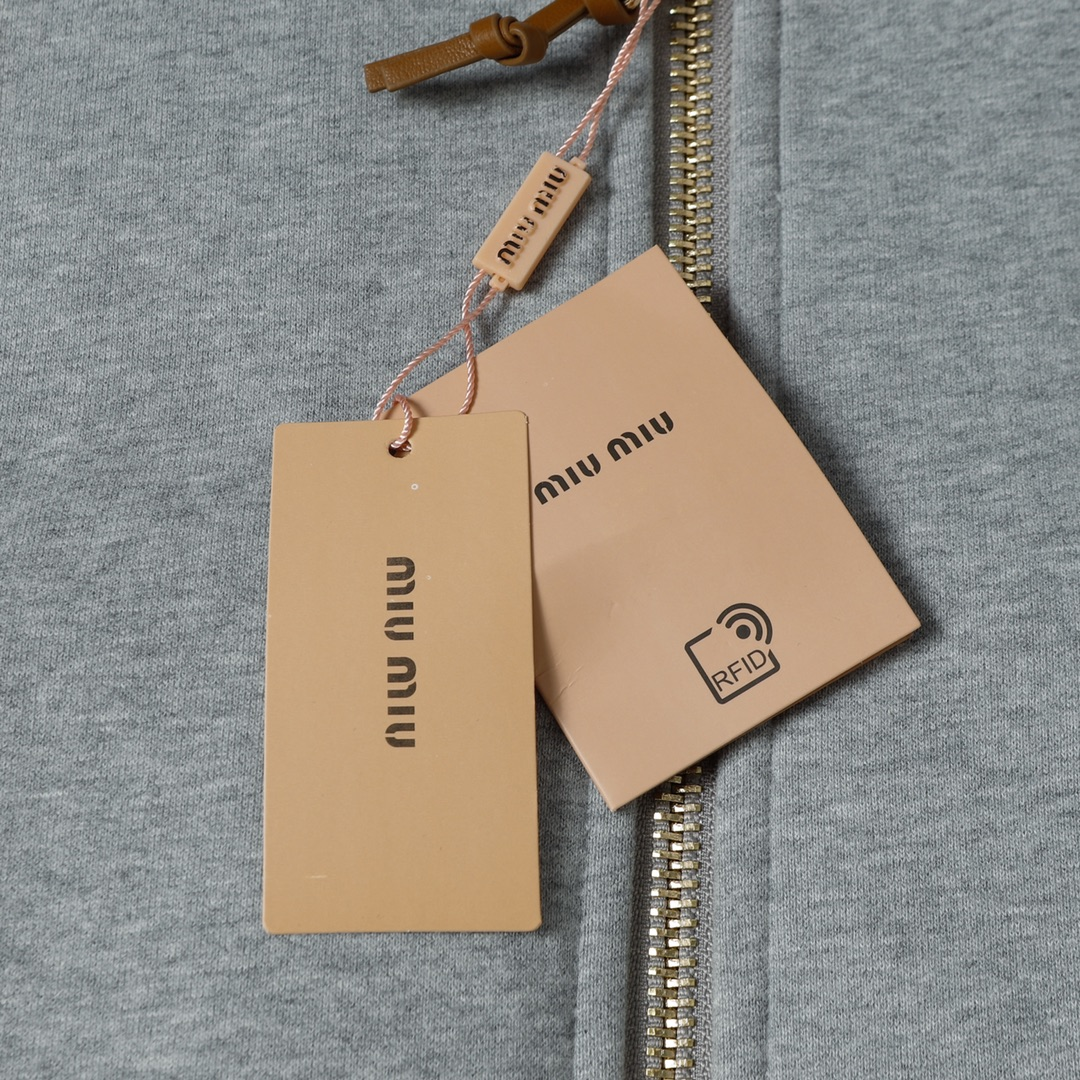 【Miumiu 公式旗艦店】 ミュウミュウ   ジャケット着  スウェット ご好評に付き再入荷！241122