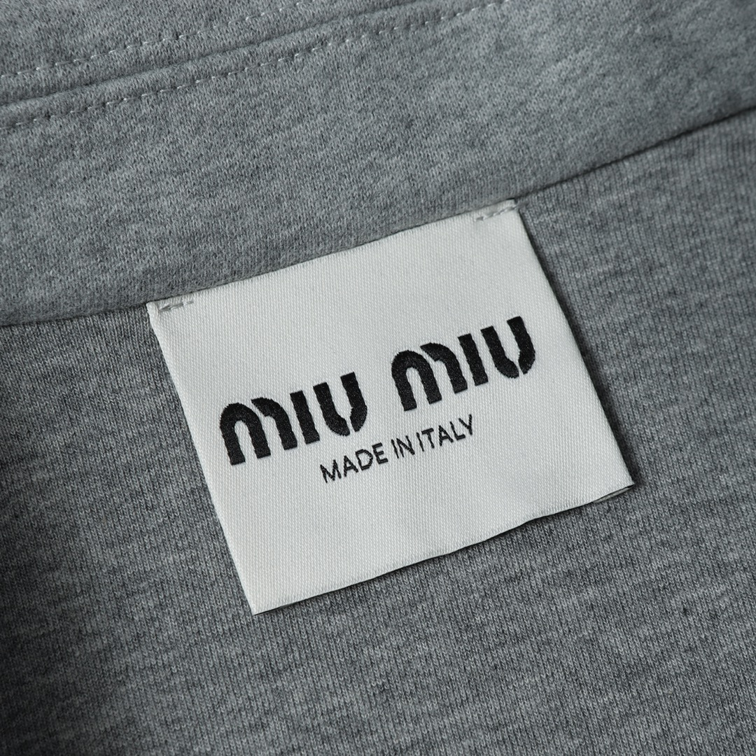 【Miumiu 公式旗艦店】 ミュウミュウ   ジャケット着  スウェット ご好評に付き再入荷！241122