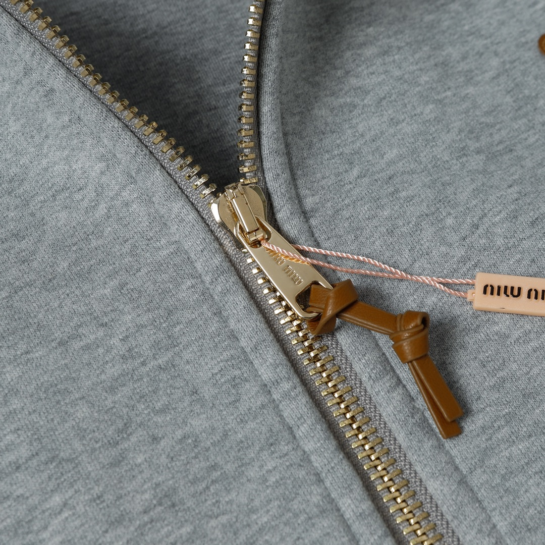 【Miumiu 公式旗艦店】 ミュウミュウ   ジャケット着  スウェット ご好評に付き再入荷！241122