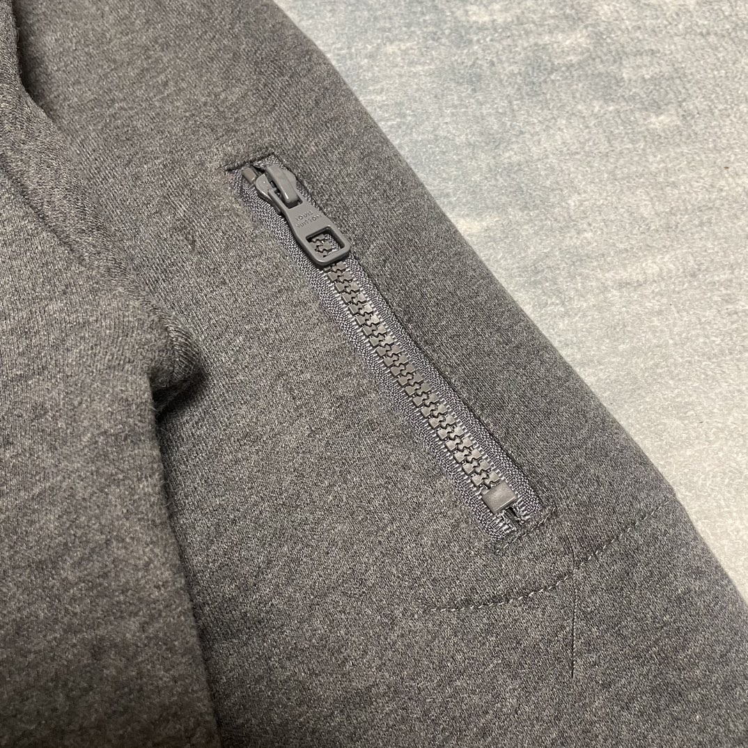 LV【LOUIS VUITTON  公式旗艦店】ルイヴィトン 丸首の衛衣 スウェット ご好評に付き再入荷！241217