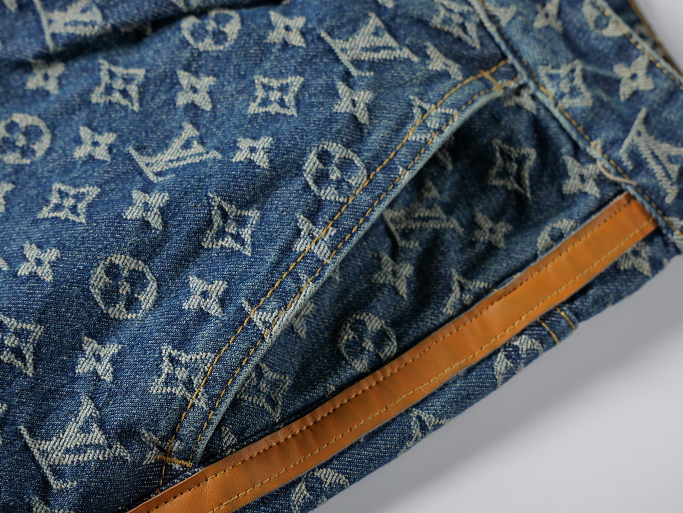 LV【LOUIS VUITTON   公式旗艦店】 ルイヴィトン  ジーパン  ご好評に付き再入荷！ 241218