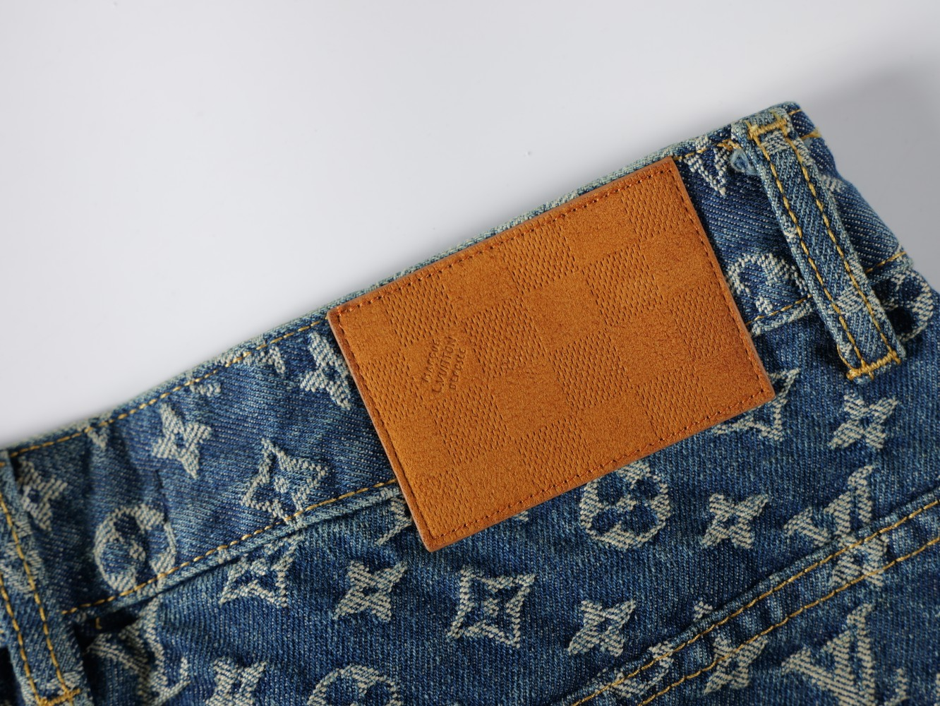 LV【LOUIS VUITTON   公式旗艦店】 ルイヴィトン  ジーパン  ご好評に付き再入荷！ 241218