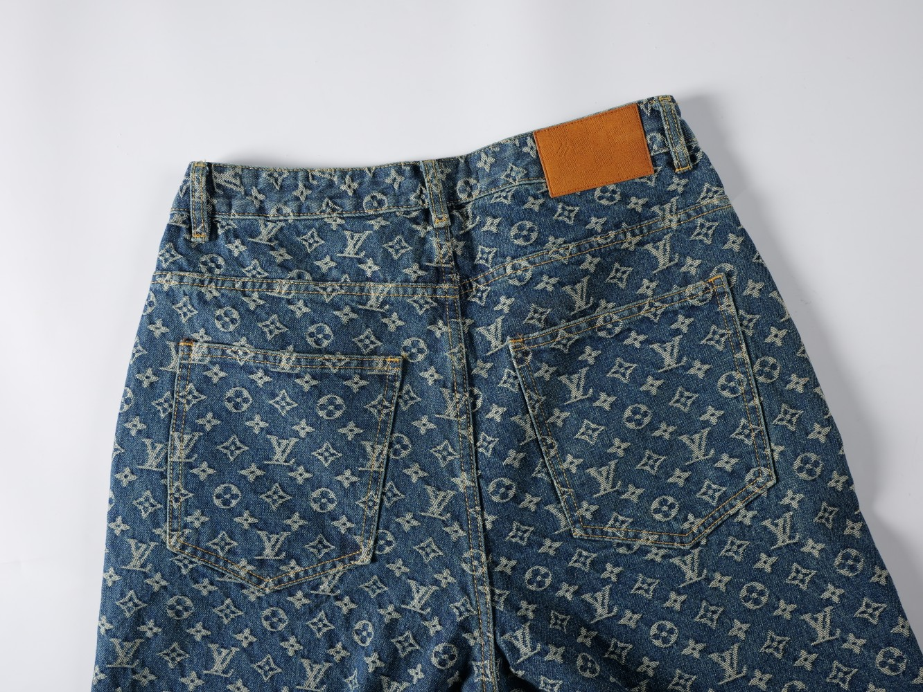 LV【LOUIS VUITTON   公式旗艦店】 ルイヴィトン  ジーパン  ご好評に付き再入荷！ 241218