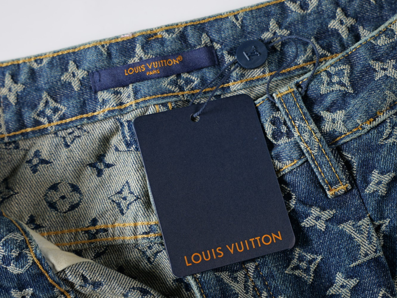 LV【LOUIS VUITTON   公式旗艦店】 ルイヴィトン  ジーパン  ご好評に付き再入荷！ 241218