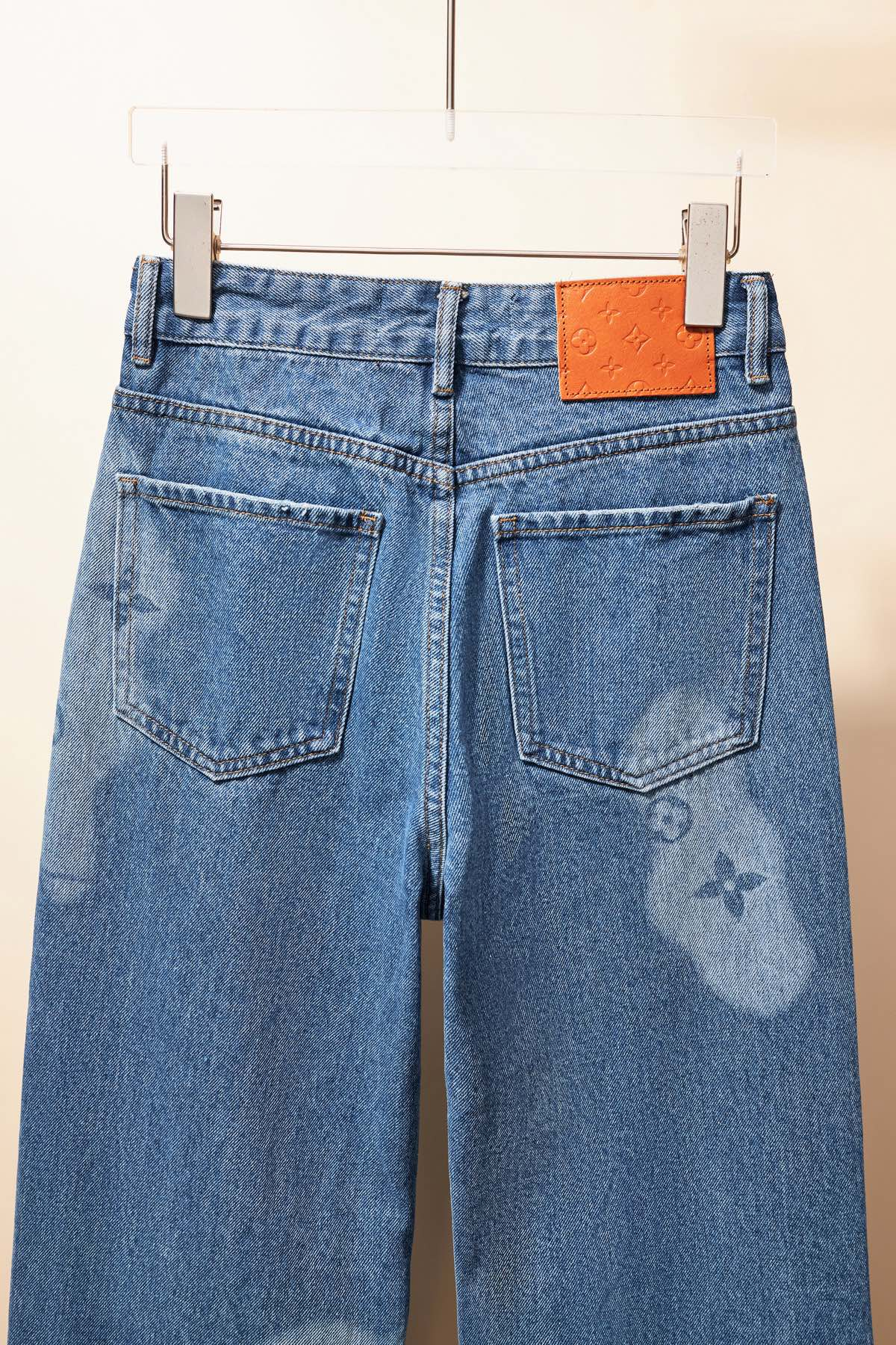 LV【LOUIS VUITTON   公式旗艦店】 ルイヴィトン  ジーパン  ご好評に付き再入荷！ 241218