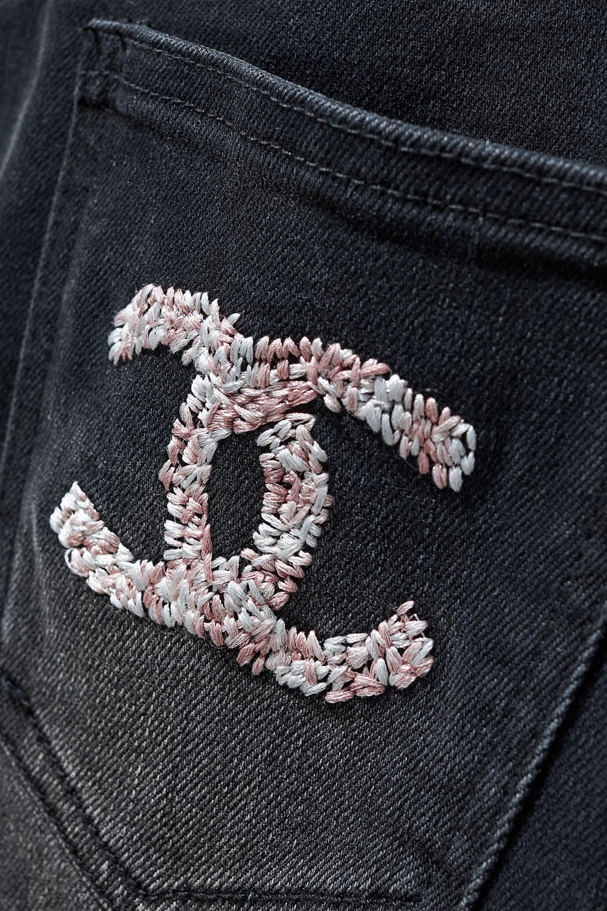 【CHANEL  公式旗艦店】シャネル    ジーパン  ご好評に付き再入荷！ 241218