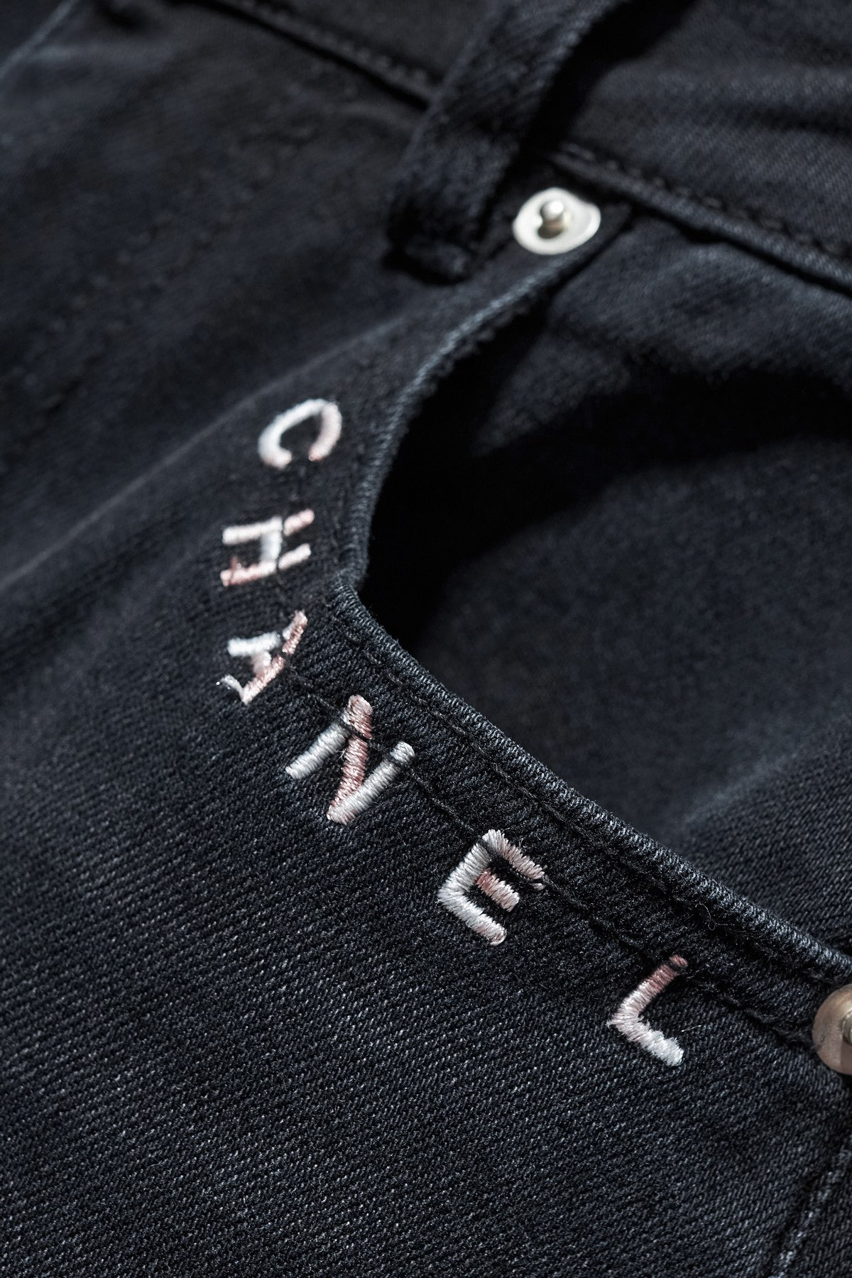 【CHANEL  公式旗艦店】シャネル    ジーパン  ご好評に付き再入荷！ 241218