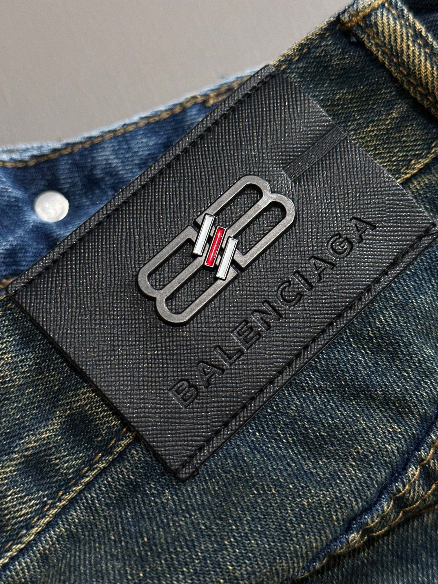 【BALENCIAGA  公式旗艦店】バレンシアガ   ジーパン  ご好評に付き再入荷！ 241219