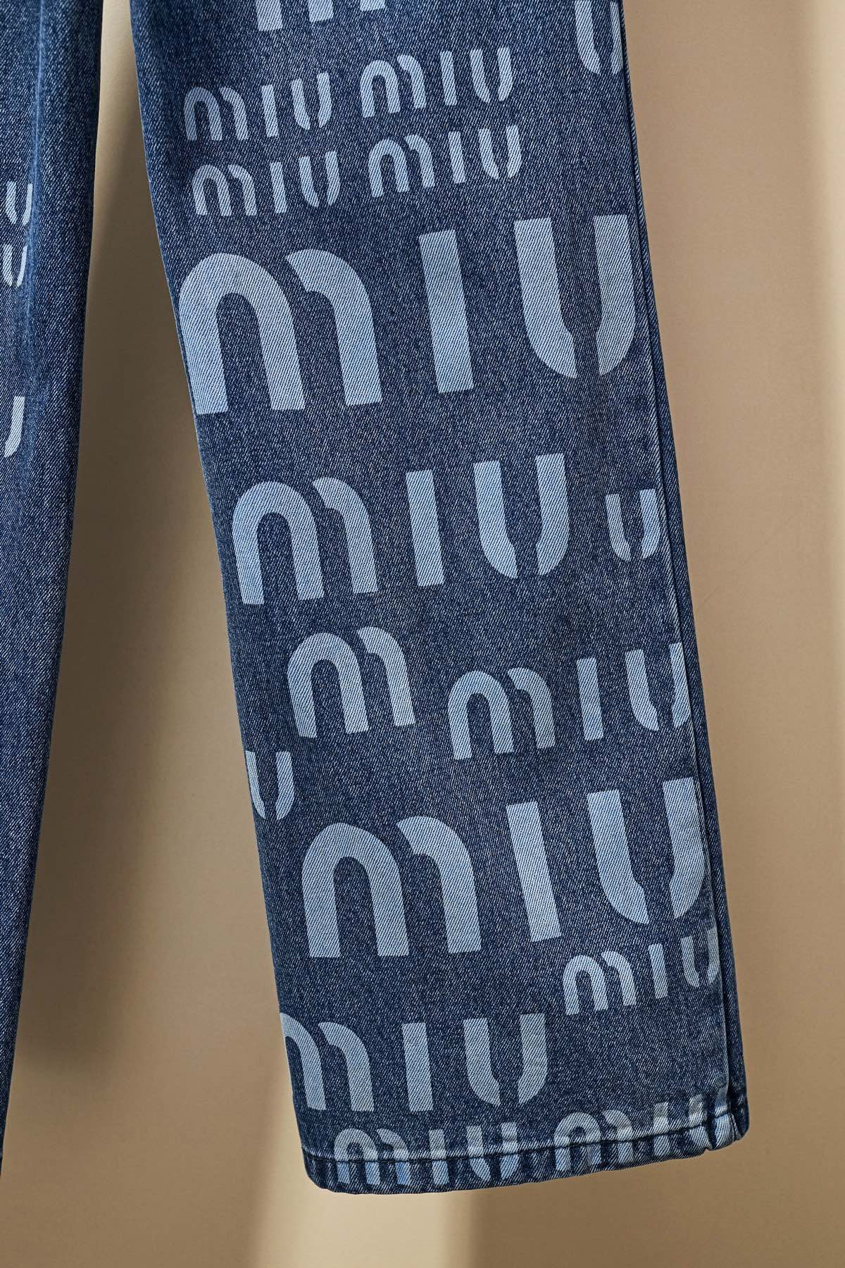 【Miumiu  公式旗艦店】ミュウミュウ  ジーパン  ご好評に付き再入荷！ 241218