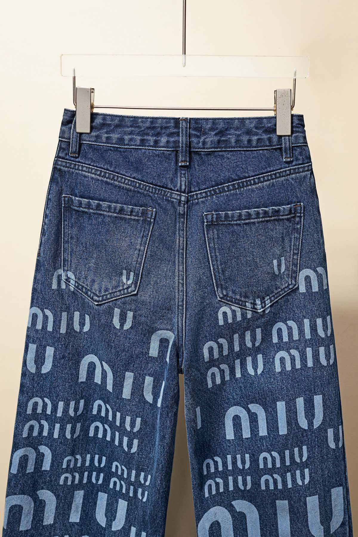 【Miumiu  公式旗艦店】ミュウミュウ  ジーパン  ご好評に付き再入荷！ 241218