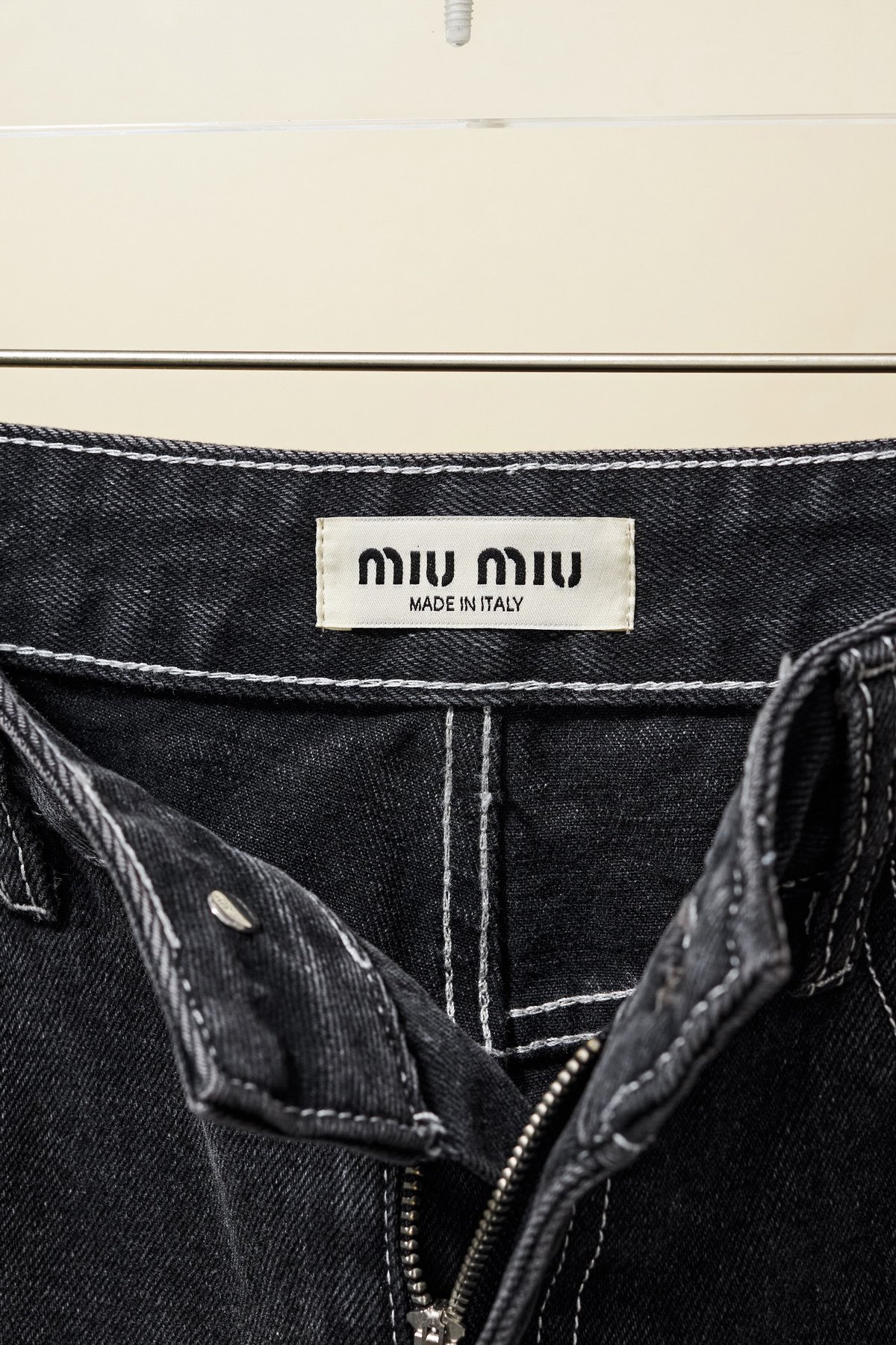 【Miumiu  公式旗艦店】ミュウミュウ  ジーパン  ご好評に付き再入荷！ 241218