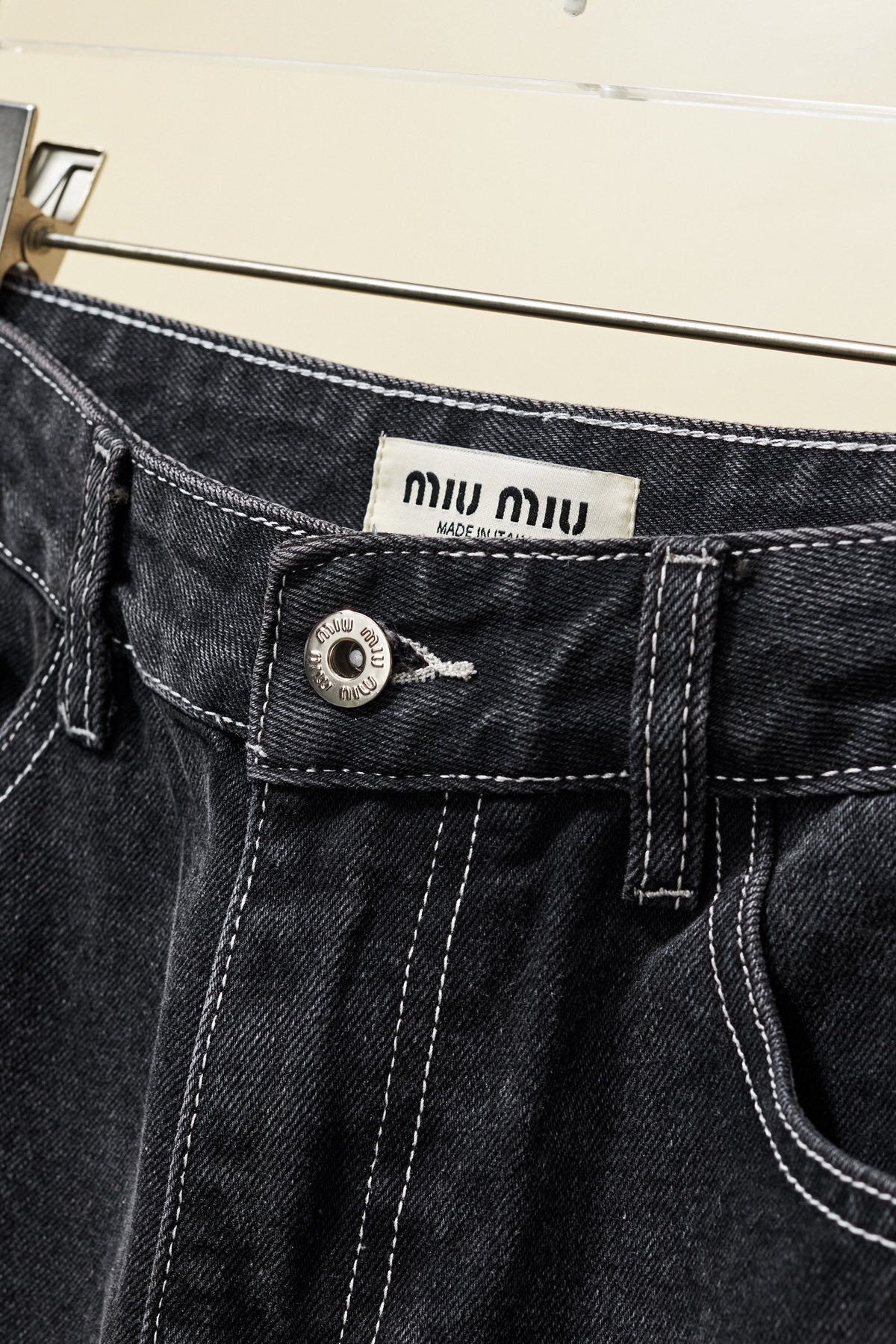 【Miumiu  公式旗艦店】ミュウミュウ  ジーパン  ご好評に付き再入荷！ 241218