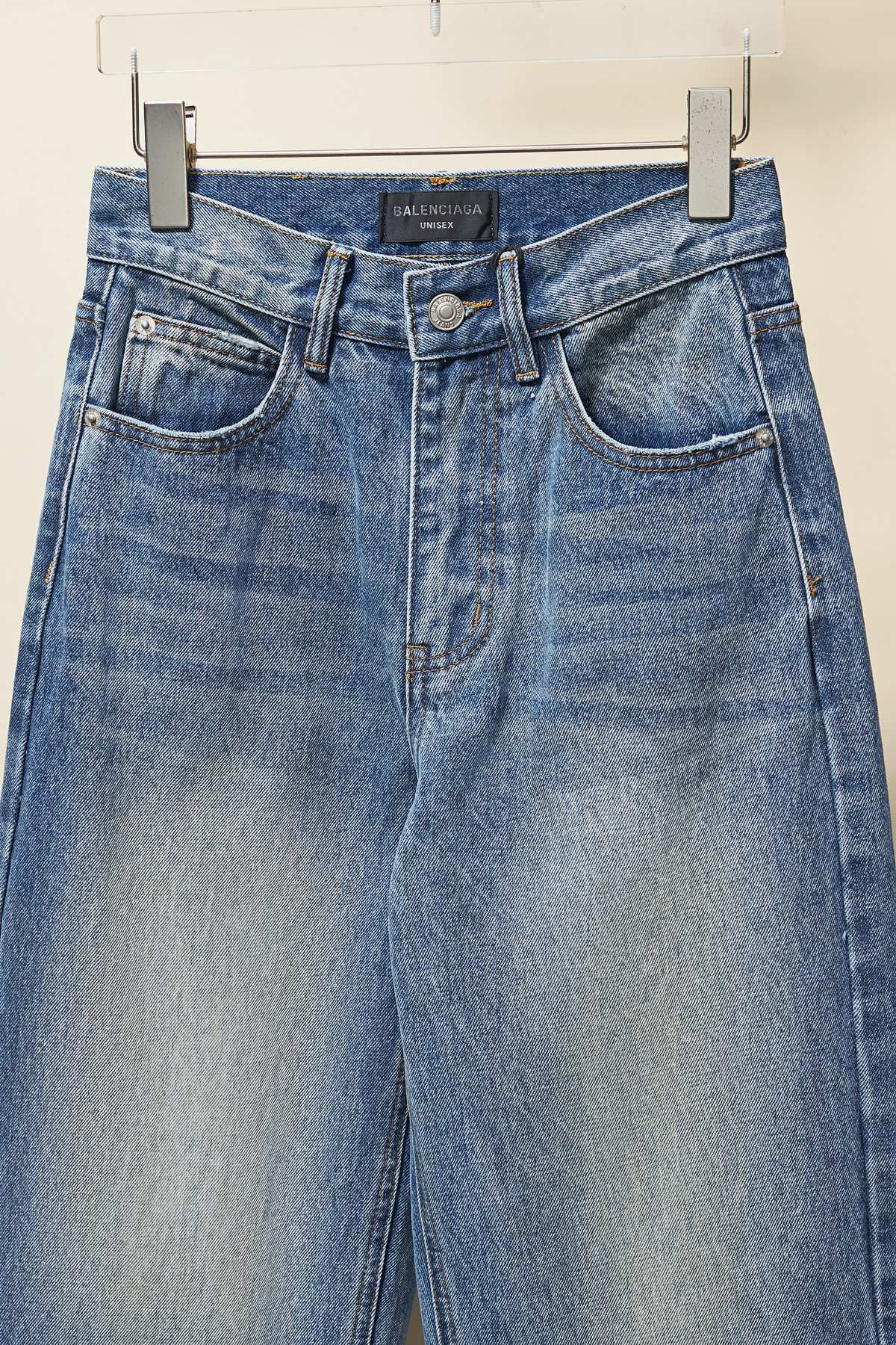 【BALENCIAGA   公式旗艦店】 バレンシアガ  ジーパン  ご好評に付き再入荷！ 241219