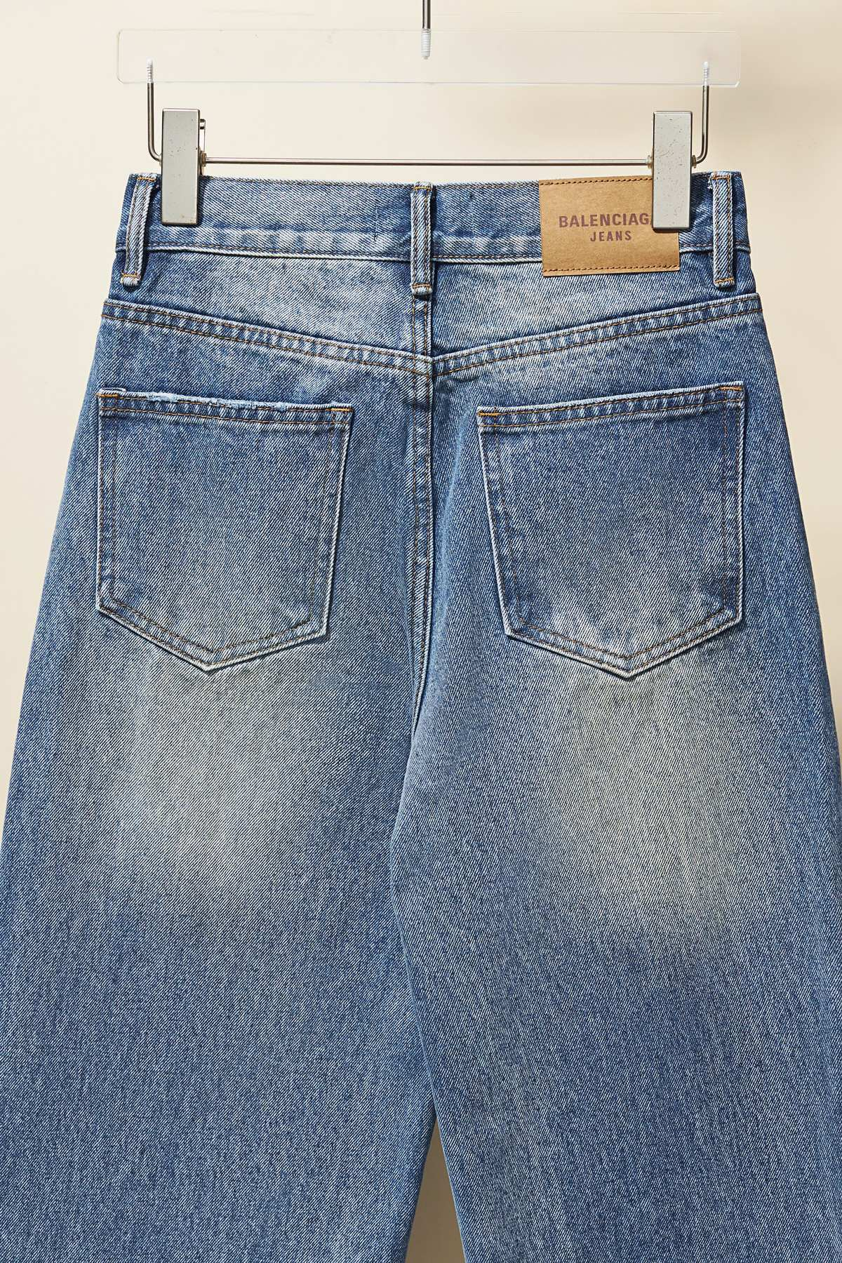 【BALENCIAGA   公式旗艦店】 バレンシアガ  ジーパン  ご好評に付き再入荷！ 241219