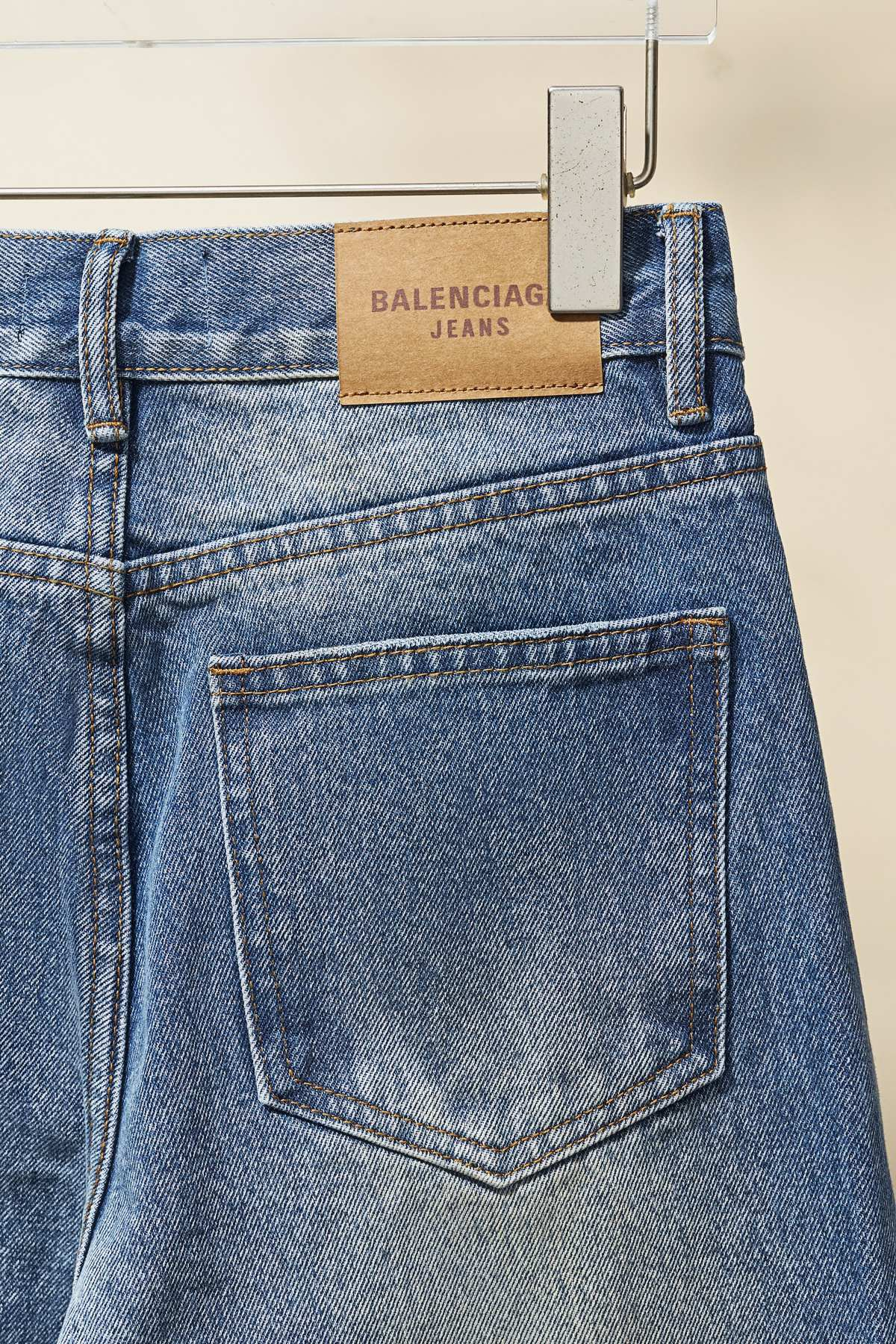 【BALENCIAGA   公式旗艦店】 バレンシアガ  ジーパン  ご好評に付き再入荷！ 241219