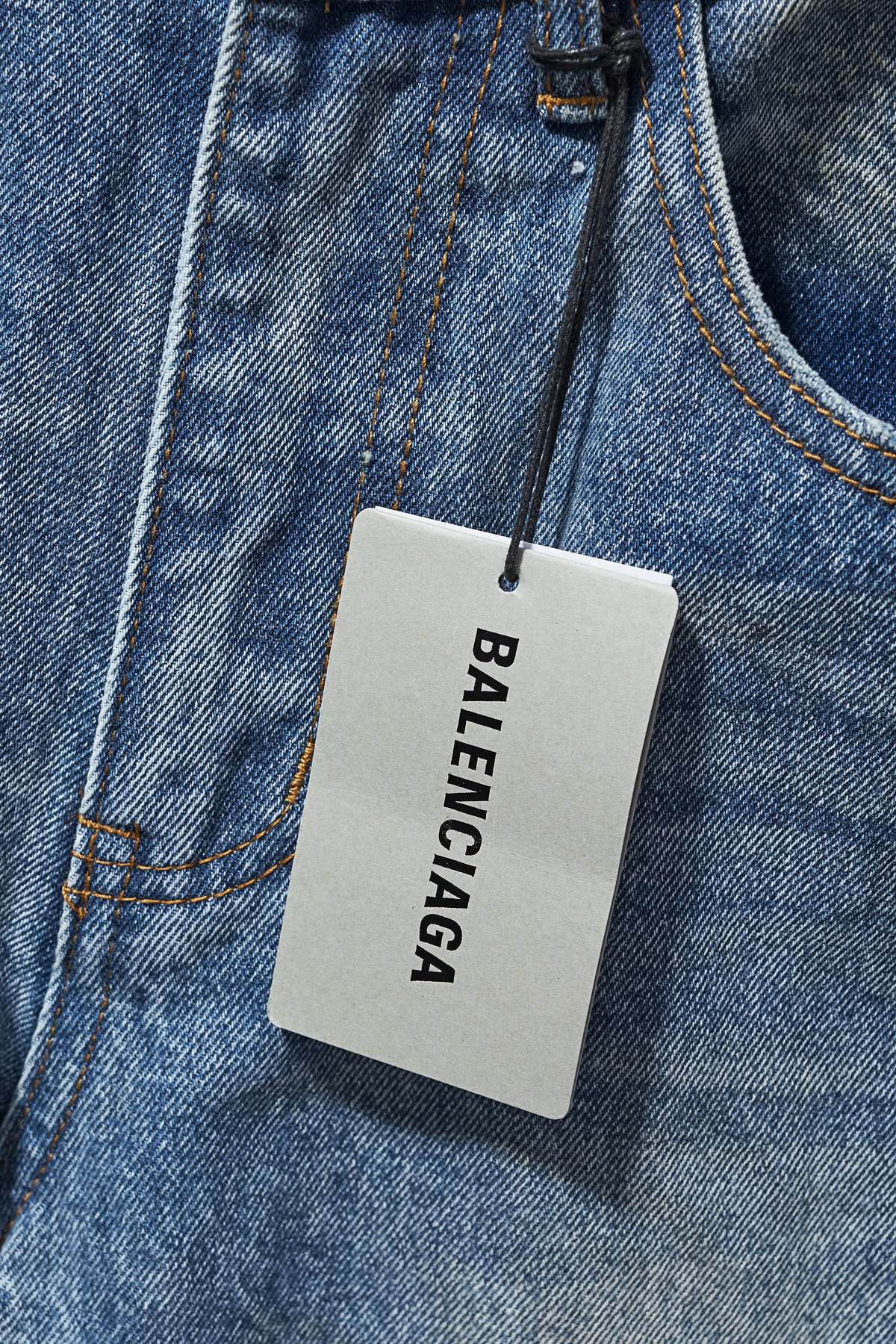 【BALENCIAGA   公式旗艦店】 バレンシアガ  ジーパン  ご好評に付き再入荷！ 241219