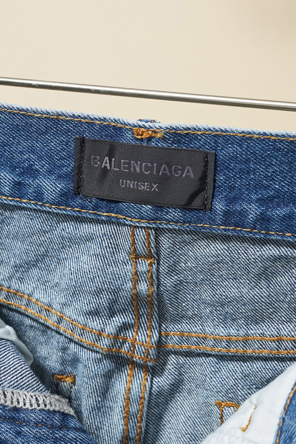 【BALENCIAGA   公式旗艦店】 バレンシアガ  ジーパン  ご好評に付き再入荷！ 241219