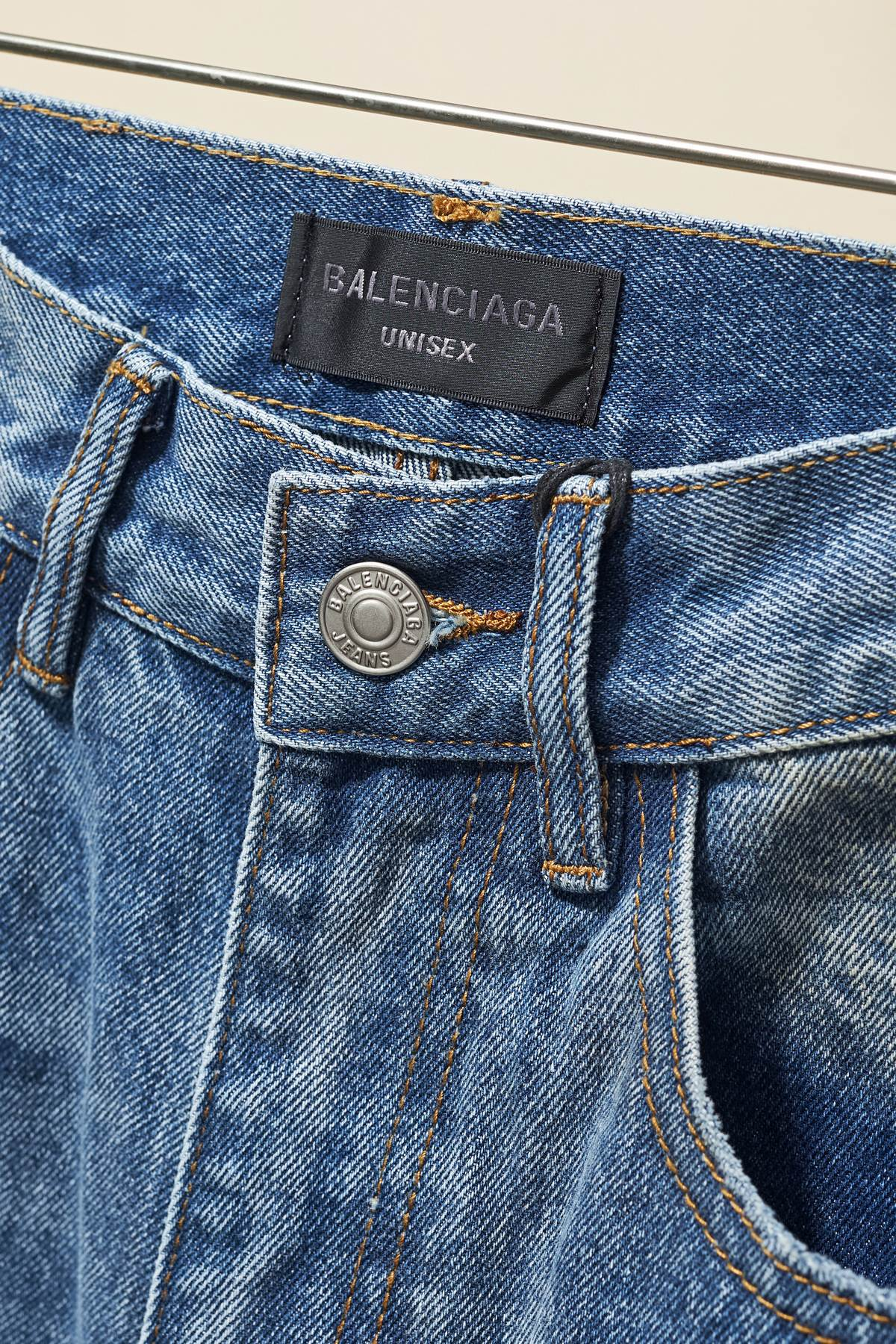 【BALENCIAGA   公式旗艦店】 バレンシアガ  ジーパン  ご好評に付き再入荷！ 241219