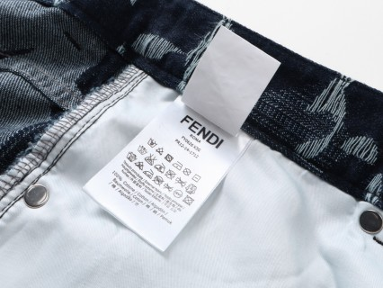 【FENDI  公式旗艦店】フェンディ  ジーパン  ご好評に付き再入荷！ 241220