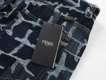 【FENDI  公式旗艦店】フェンディ  ジーパン  ご好評に付き再入荷！ 241220